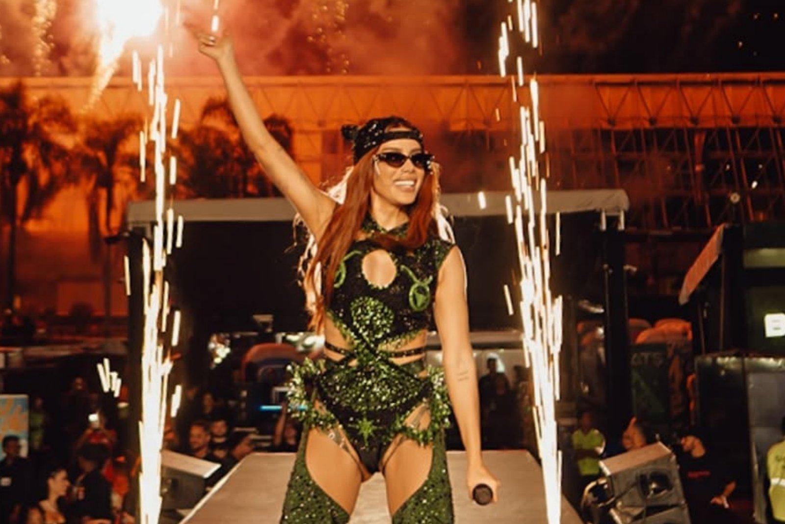Anitta alfineta em show no Rio e fãs invadem perfil de Eduardo Paes