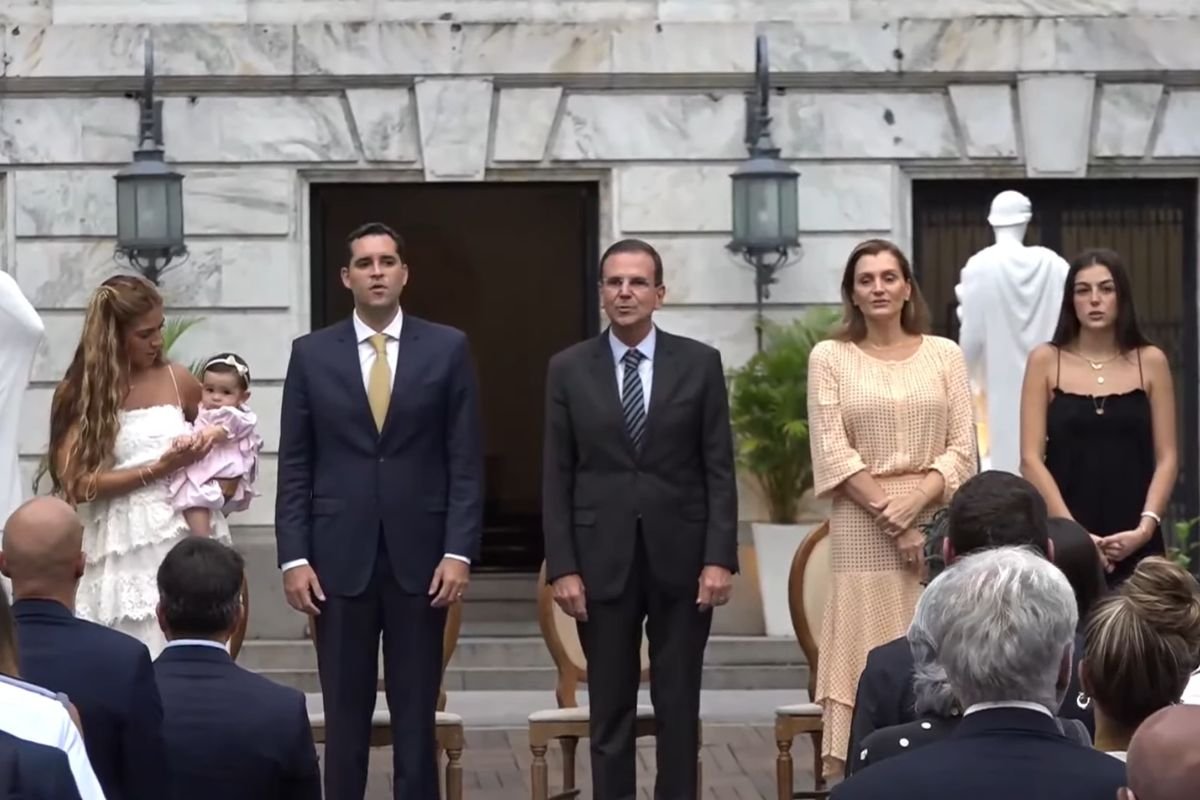 Paes transmite cargo a vice e entra na disputa pelo governo do Rio