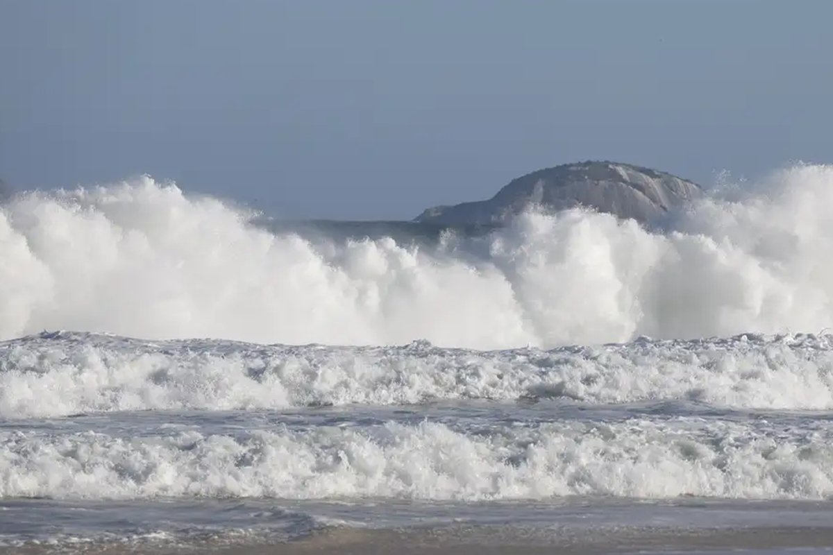 Rio de Janeiro tem alerta de ressaca com ondas de até 3 metros