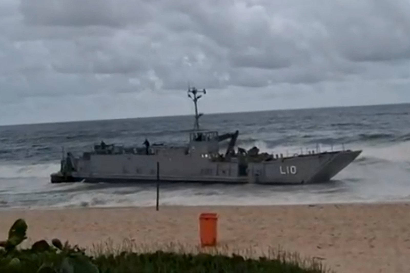 Barco da Marinha encosta na Praia da Macumba por questões de segurança