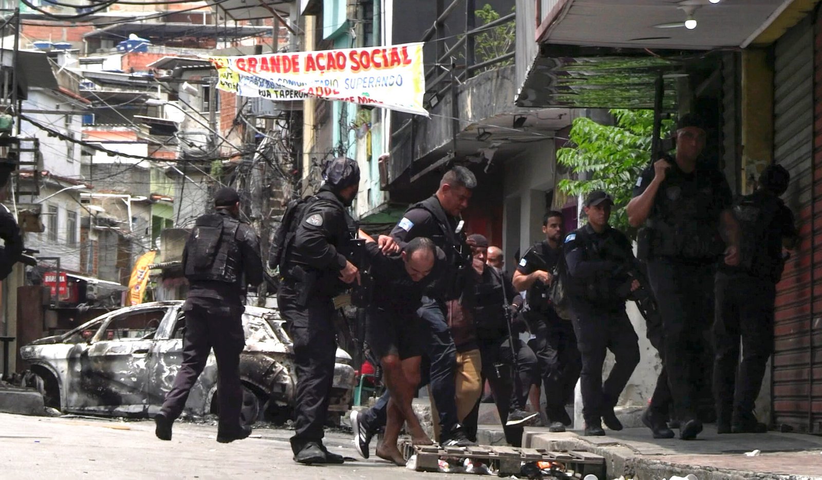 Polícia indicia 11 traficantes por mortes de agentes em megaoperação