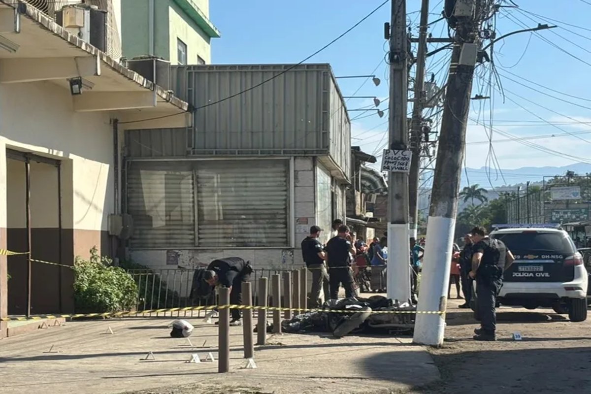 Pedreiros são mortos no RJ; PM teria confundido ferramenta com arma