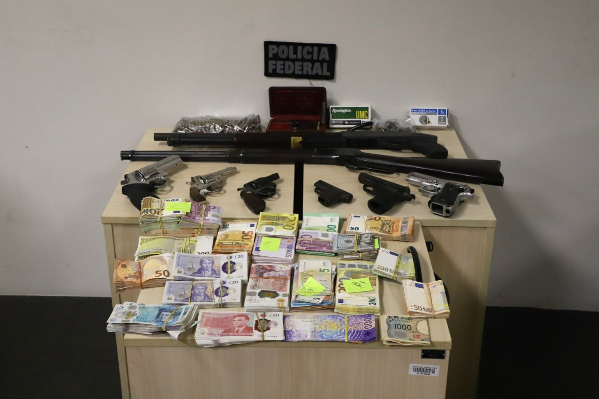 PF apreende arsenal de armas, euro e dólar em operação contra a Refit