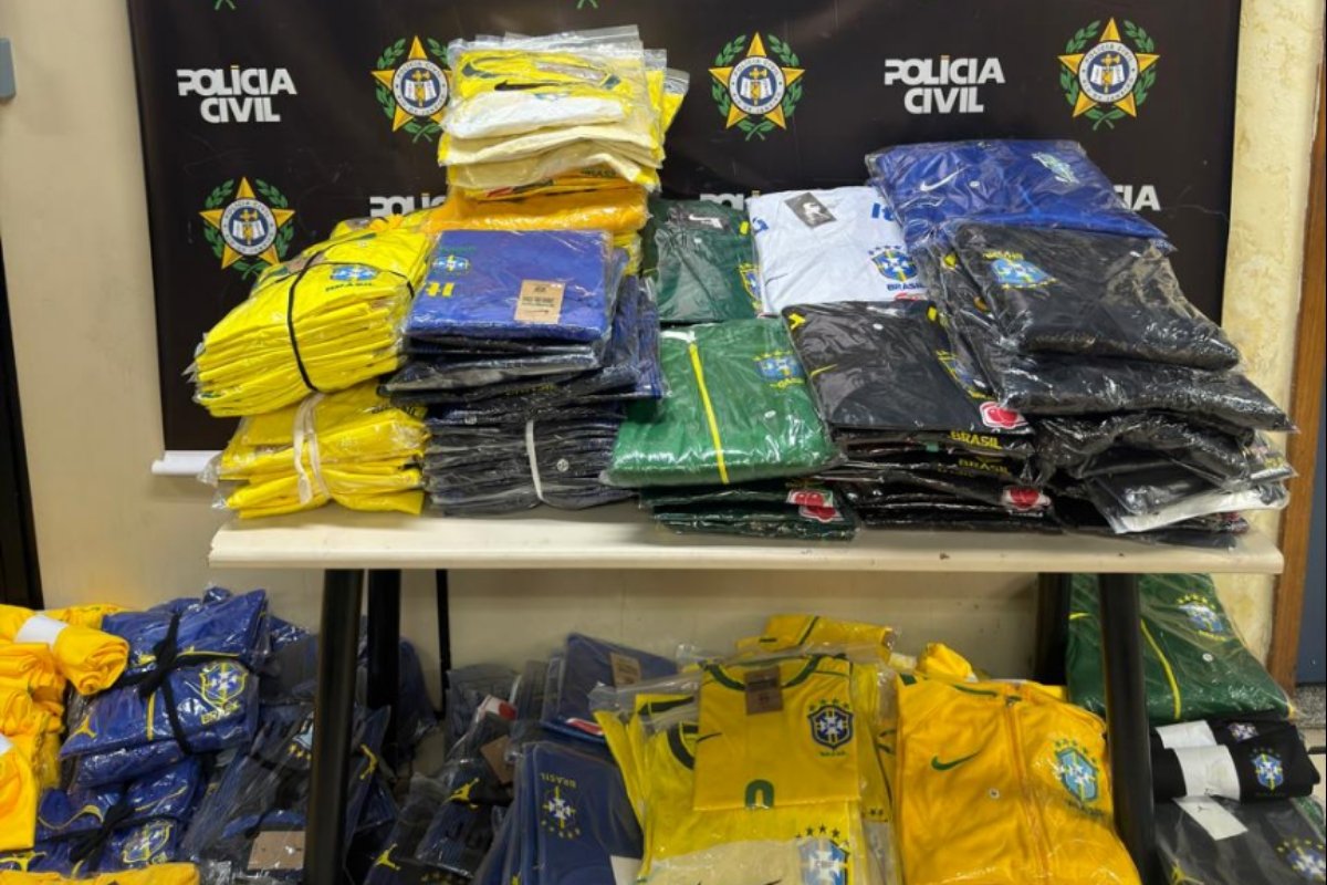 Duas mil camisas do Brasil falsas são apreendidas no Rio de Janeiro