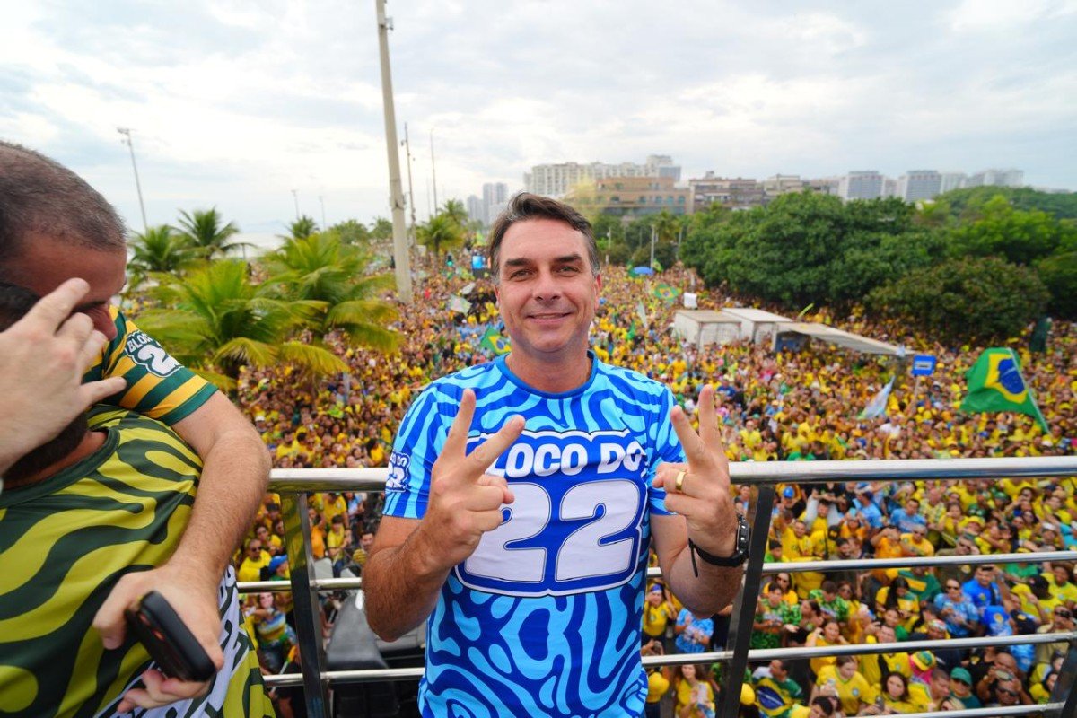 Ao lado de aliados, Flávio Bolsonaro reúne multidão nas ruas do Rio