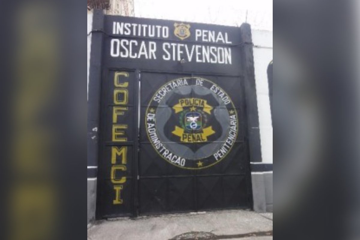 RJ: diretora de presídio é flagrada levando carnes da cadeia no porta-malas